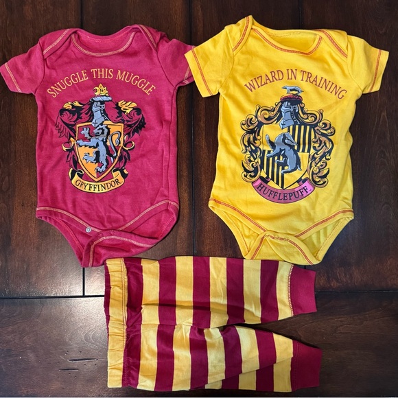 Wizarding World of Harry Potter Gryffindor & Hufflepuff Onesies Set 3-6 months - Picture 2 of 6